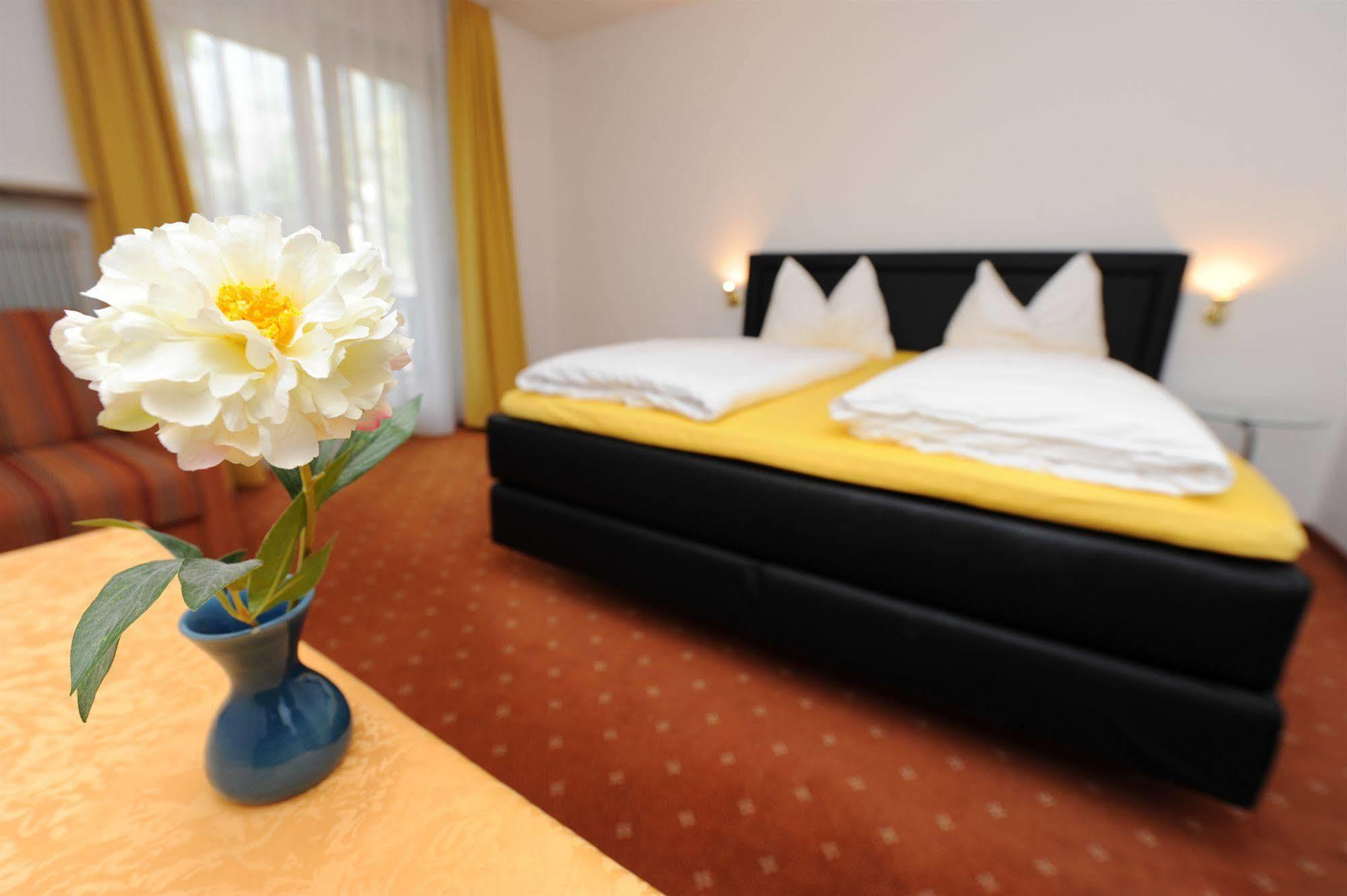 Hotel Pension Schweitzer Silandro Kültér fotó