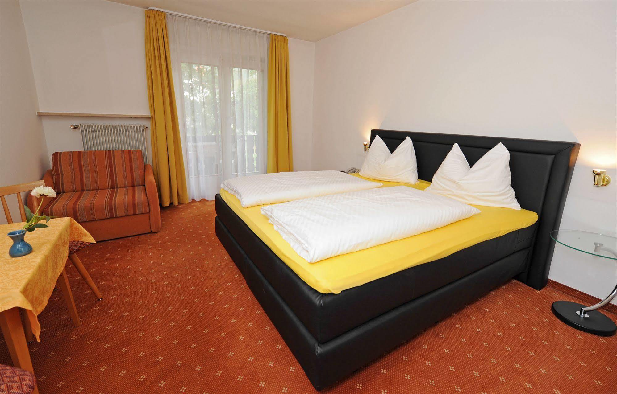 Hotel Pension Schweitzer Silandro Kültér fotó